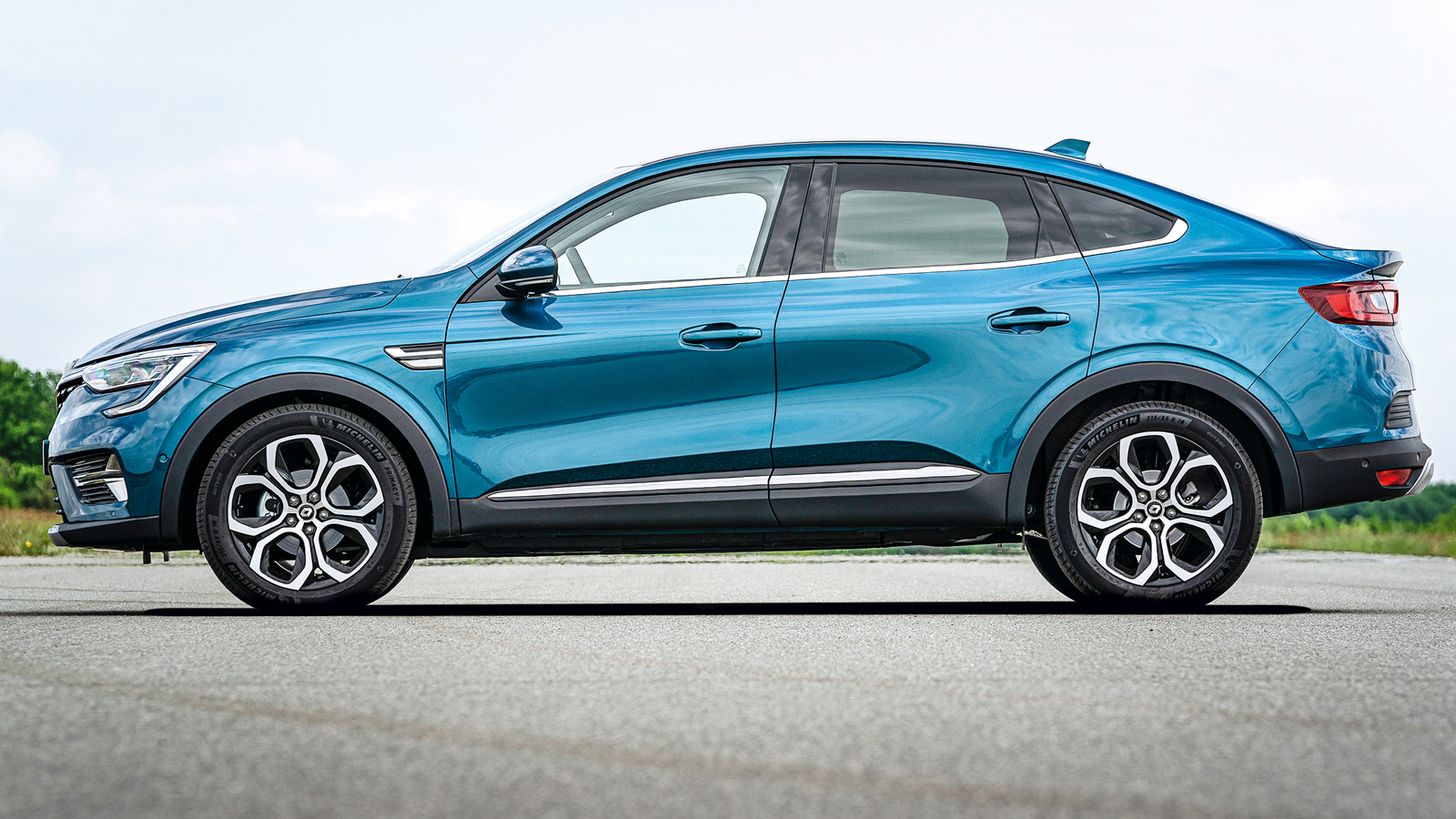 Το νέο Arkana προκαλεί στο δρόμο τα Q3 και Χ2